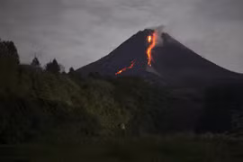 Indonesia: Núi lửa Anak Krakatoa phun trào, cột tro bụi cao 2,5km