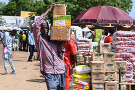 Người dân chuyển lương thực tại khu chợ ở Niamey, Niger. (Ảnh: AFP/TTXVN)