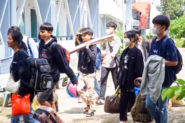 Thuê xe khách đưa hơn 90 thí sinh THPT vượt rừng đến địa điểm thi 