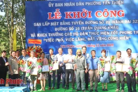 Lãnh đạo thành phố Đồng Xoài và lãnh đạo phường Tân Thiện trao Giấy khen, tặng hoa tuyên dương các hộ dân tiêu biểu. (Nguồn: báo Bình Phước)