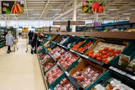 Khách hàng mua sắm tại một siêu thị ở Manchester, Anh. (Ảnh: THX/TTXVN)