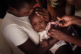 Nhân viên y tế tiêm vaccine ngừa Bệnh Sốt rét cho trẻ em tại Gisambai, Kenya. (Ảnh: AFP/TTXVN)