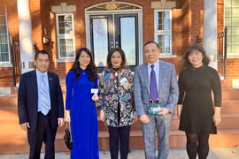 Tổng lãnh sự Nguyễn Quang Trung và bà Salma Lakhani, Thống đốc tỉnh bang Alberta, Canada. (Nguồn: Báo Thế giới và Việt Nam)
