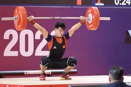 Vận động viên cử tạ Trần Minh Trí phá kỷ lục SEA Games 