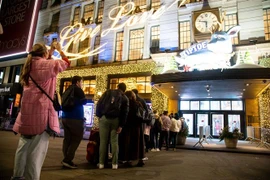 Người dân xếp hàng bên ngoài một cửa hàng trong ngày Black Friday. (Ảnh: THX/TTXVN)