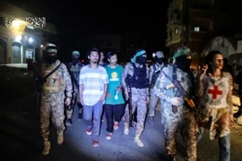 Hình ảnh chụp qua video cho thấy các tay súng Hamas trao trả con tin Thái Lan cho Ủy ban Chữ thập Đỏ Quốc tế tại Dải Gaza, ngày 26/11. (Ảnh: AFP/TTXVN)