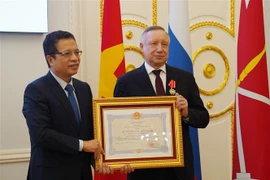 Đại sứ Đặng Minh Khôi trao tặng Huân chương Hữu nghị cho Thống đốc St. Petersburg, ông Alexander Beglov. (Ảnh: Duy Trinh/TTXVN)