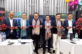 Các đại biểu thực hiện nghi thức cắt băng khai trương Văn phòng U2U tại Campuchia. (Ảnh: Hoàng Minh/TTXVN)