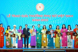 Trưởng ban Kinh tế Trung ương Trần Tuấn Anh và Chủ tịch Hội Liên hiệp Phụ nữ Việt Nam trao Giải thưởng Phụ nữ Việt Nam năm 2023. (Ảnh: Phương Hoa/TTXVN)