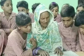 Cụ bà 92 tuổi người Ấn Độ lần đầu đến trường học đọc và viết