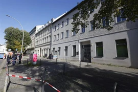 Cảnh sát gác phía trước giáo đường Do Thái tại thủ đô Berlin, Đức, sau vụ ném bom xăng, ngày 18/10. (Ảnh: AFP/TTXVN)