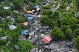 Cứu nạn thành công người nước ngoài bị mắc kẹt trên thác nước