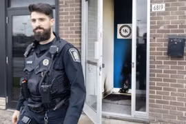 Chai bom xăng đã được ném qua cửa trước của trung tâm trên ngay sau nửa đêm. (Nguồn: The Canadian Press) 