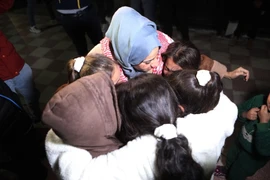 Tù nhân Palestine gặp lại gia đình sau khi được Israel trả tự do ở thành phố Hebron, Khu Bờ Tây ngày 29/11/2023. (Ảnh: THX/TTXVN)