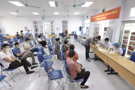 Điểm tiêm vaccine phòng COVID-19 tại điểm tiêm Nhà hộ sinh B (quận Hai Bà Trưng, Hà Nội). (Ảnh: Minh Quyết/TTXVN)