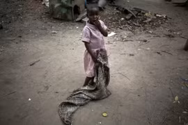 CHDC Congo: Hai bé gái song sinh 1 tuổi bị đeo đai thuốc nổ trên người