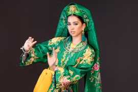 Tiểu Vy mang chầu văn lên sân khấu Miss World 2018. (Ảnh: Mr AT)