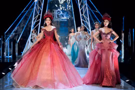 Hoa hậu Tiểu Vy lần đầu giữ vị trí vedette trong show thời trang. Đặc biệt, cô còn kết hợp cùng Hoa hậu Đỗ Mỹ Linh trong phần trình diễn đầy mê hoặc này. (Ảnh: BTC)