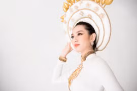 Thùy Tiên cũng vừa hé lộ bộ quốc phục mà cô sẽ trình diễn tại cuộc thi Miss International 2018. (Ảnh: Mon Trần)