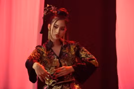 Ngắm Hoa hậu Tiểu Vy đầy ma mị trong tạo hình cổ trang.