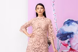 Trở về từ cuộc thi Miss International 2018, Nguyễn Thúc Thùy Tiên lại xuất hiện đầy phá cách trong bộ sưu tập áo dài cách tân mới của nhà thiết kế Thủy Nguyễn. (Ảnh: Chanh Nguyễn)