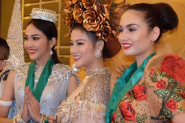 Phương Khánh (giữa) là 1 trong 5 thí sinh của 5 châu lục chiến thắng phần thi trang phục dân tộc. (Ảnh: NVCC)