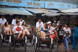 Khách quốc tế thích thú khám phá thành phố biển Nha Trang. (Nguồn ảnh: Evason Ana Mandara)