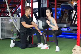 Người đẹp sinh năm 1997, bắt đầu ngày mới tại phòng gym. (Ảnh: Tân Lê)