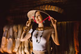Như một hoạt động thể hiện thiện chí khi đến với Miss World, trước khi lên đường Hoa hậu Tiểu Vy đã đích thân đi chọn quà tặng bạn bè quốc tế. (Ảnh: Viết Quý)