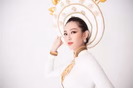 Thùy Tiên thướt tha trong thiết kế quốc phục. (Ảnh: Mon Trần)