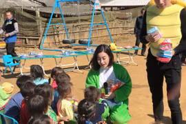 Mỹ Linh đã có một Giáng sinh ý nghĩa bên các em nhỏ thôn Cu Vai. (Ảnh: CTV/Vietnam+)