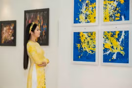 Khi thời trang và hội họa đồng điệu trong triển lãm 'The Soul' của nhà thiết kế Cao Minh Tiến. (Ảnh: Như Hoàn)