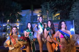 Đại diện Việt Nam về nhìn phần thi bikini. (Ảnh: NVCC)