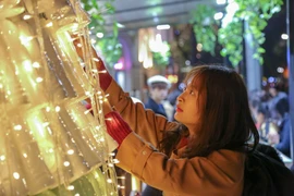 Cùng thắp sáng lời hứa bảo vệ môi trường. (Ảnh: Lê Minh Sơn/Vietnam+)