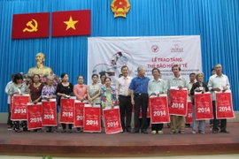 Trao tặng 2.500 thẻ bảo hiểm y tế cho người nghèo