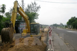 Nhà thầu thi công dự án mở rộng Quốc lộ 1. (Ảnh: TTXVN)