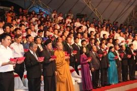 Thắp nến tưởng niệm những nạn nhân tử vong vì tai nạn giao thông. (Ảnh: Việt Hùng/Vietnam+)