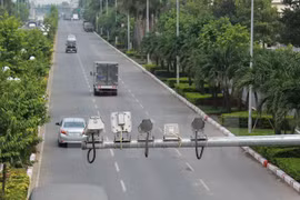 Các camera và máy đo tốc độ được gắn trên các tuyến đường cao tốc để soi vi phạm và xử phạt. (Ảnh: Sỹ Tuyên/TTXVN)