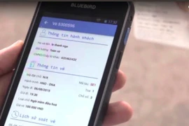 Hành khách kiểm tra soát vé hành trình tàu, số ghế, giờ đi bằng thiết bị di động. (Ảnh: Cắt từ clip của Tổng công ty Đường sắt Việt Nam)