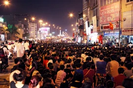 Tuyến đường Tây Sơn và chân cầu vượt Ngã Tư Sở chật kín người ngồi dự lễ Vu Lan.(Doãn Đức/Vietnam+)