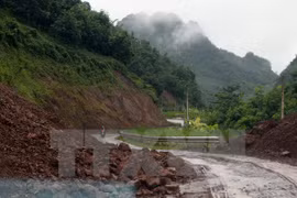 Sạt lở từ km13-km14, dốc Bó Mạ-Quốc lộ 6B (đường 107 cũ) Sơn La-Quỳnh Nhai. (Ảnh: Điêu Chính Tới/TTXVN)