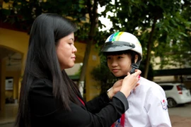 Đội mũ bảo hiểm cho trẻ quan trọng không kém vắcxin tiêm chủng