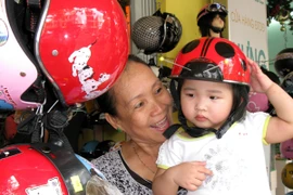 Bộ trưởng Đinh La Thăng kêu gọi hỗ trợ mũ bảo hiểm cho cộng đồng