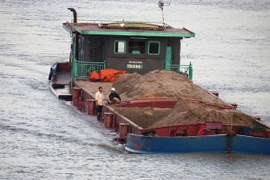 Lượng hàng hóa vận chuyển đã có sự “xê dịch” sang đường thủy.(Ảnh: Hoàng Ngọc/TTXVN)