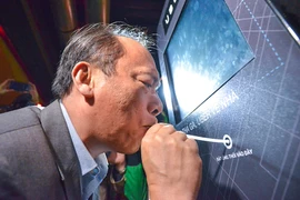 Thử thiết bị đo nồng độ cồn tiên tiến dạng ki-ốt UberSafe. (Ảnh: Minh Sơn/Vietnam+)