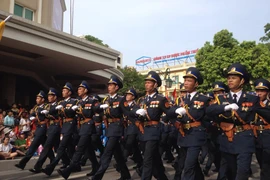 Lực lượng vũ trang diễu binh, diễu hành qua các tuyến phố Hà Nội. (Ảnh: Nhóm PV/Vietnam+)