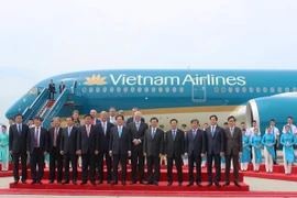 Thủ tướng Chính phủ Nguyễn Tấn Dũng cắt băng “cất cánh” tàu bay thế hệ mới A350-900 XWB của Vietnam Airlines. (Ảnh: Việt Hùng/Vietnam+)