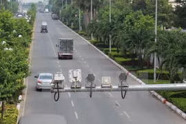 Các camera và máy đo tốc độ được gắn trên các tuyến đường cao tốc để soi vi phạm và xử phạt. (Ảnh: Sỹ Tuyên/TTXVN)