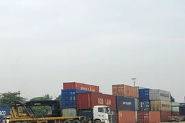 Việc đầu tư và thí điểm cho thuê có điều kiện bãi hàng tại ga Yên Viên sẽ giúp tăng năng lực bốc, xếp dỡ container. (Ảnh: Việt Hùng/Vietnam+)