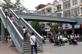 Cầu vượt dành cho người đi bộ tại số 1 Chùa Bộc được đưa vào sử dụng. (Ảnh: Tuấn Anh/TTXVN).